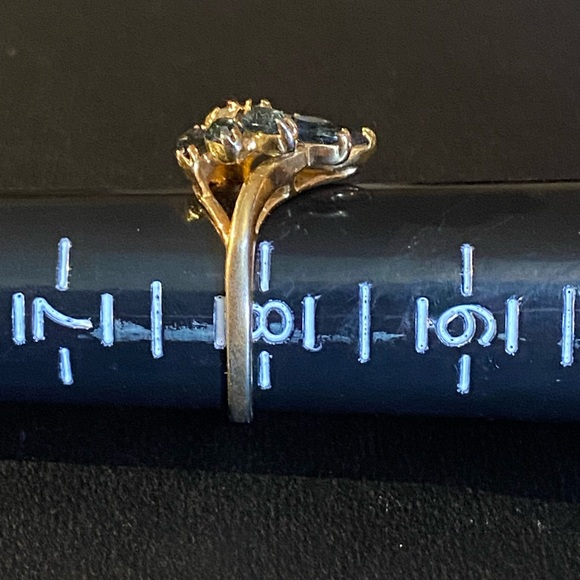 Vintage Ring: Inscription not Legible. Simulated Sapphire and Clear Stones. - Picture 6 of 7